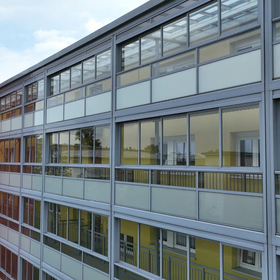 Balco Access – Intelligente Lösung für Laubengänge und Eingangsbalkone
