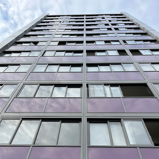 Verbesserter Schallschutz. Ganzjährige Nutzbarkeit der Balkone.
Schutz der Betonkonstruktion.
Reduzierung von Energieverlusten mit verglasten Balkonen von Balco.