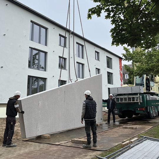 In Parchim entstehen 15 verglaste Balkone. Entdecken Sie moderne Balkonverglasungen von Balco – für mehr Komfort und Energieeffizienz.