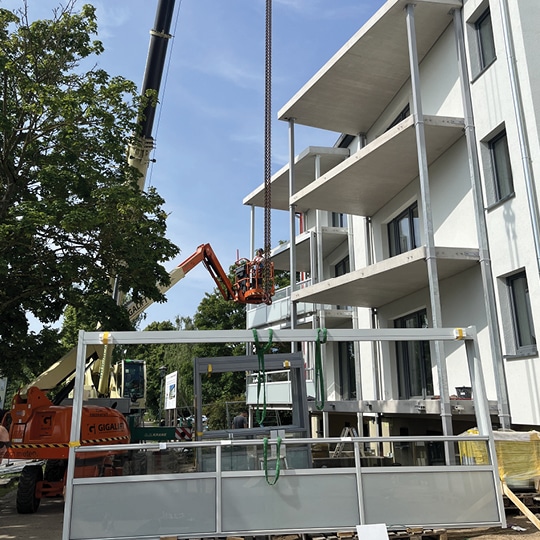 In Parchim entstehen 15 verglaste Balkone. Entdecken Sie moderne Balkonverglasungen von Balco – für mehr Komfort und Energieeffizienz.