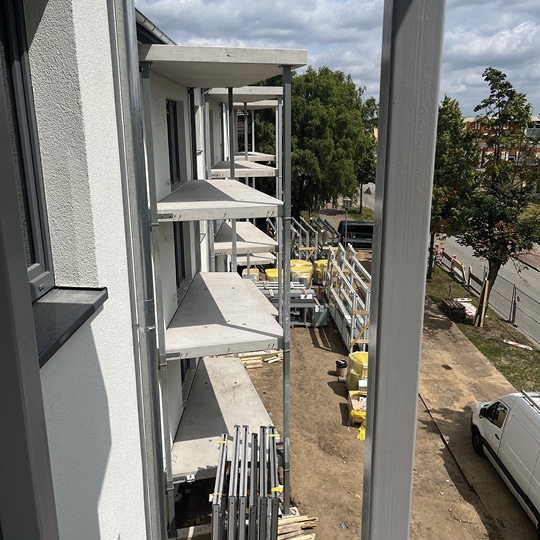 In Parchim entstehen 15 verglaste Balkone. Entdecken Sie moderne Balkonverglasungen von Balco – für mehr Komfort und Energieeffizienz.