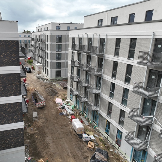 650 neue Balkone für Neubauprojekt in Berlin
Balco Balkonkonstruktionen GmbH liefert moderne Balkonsysteme für das Bauprojekt Greenpark Berlin – in Zusammenarbeit mit Goldbeck.
